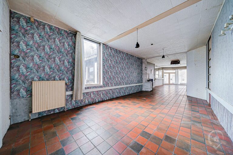 Condrogest - Vaste maison de 3 chambres avec jardin et garage à Hastière