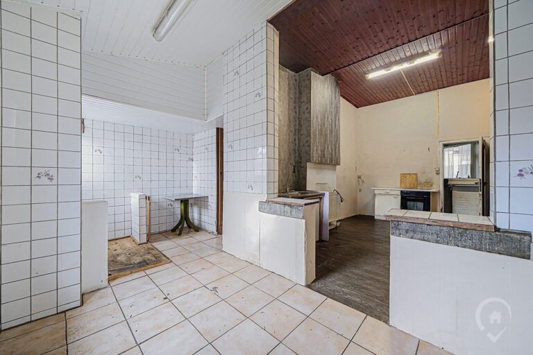 Condrogest - Vaste maison de 3 chambres avec jardin et garage à Hastière