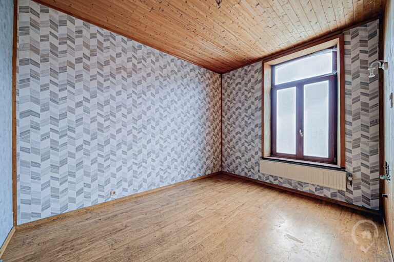 Condrogest - Vaste maison de 3 chambres avec jardin et garage à Hastière