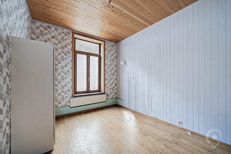 Condrogest - Vaste maison de 3 chambres avec jardin et garage à Hastière