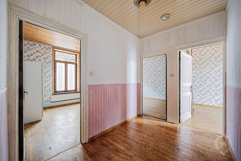 Condrogest - Vaste maison de 3 chambres avec jardin et garage à Hastière