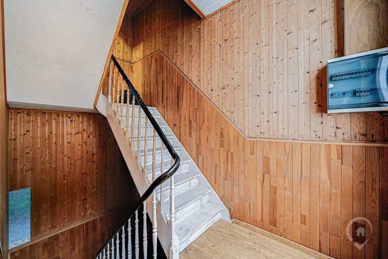 Condrogest - Vaste maison de 3 chambres avec jardin et garage à Hastière