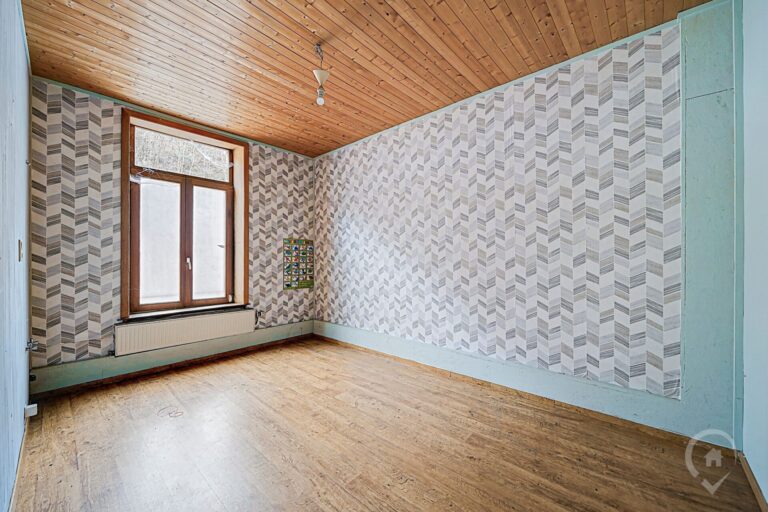 Condrogest - Vaste maison de 3 chambres avec jardin et garage à Hastière