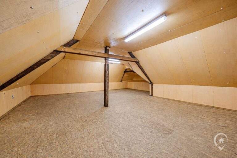 Condrogest - Vaste maison de 3 chambres avec jardin et garage à Hastière