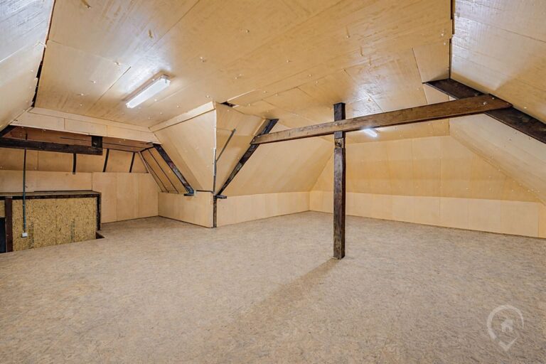 Condrogest - Vaste maison de 3 chambres avec jardin et garage à Hastière