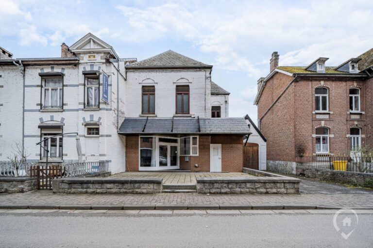 Condrogest - Vaste maison de 3 chambres avec jardin et garage à Hastière