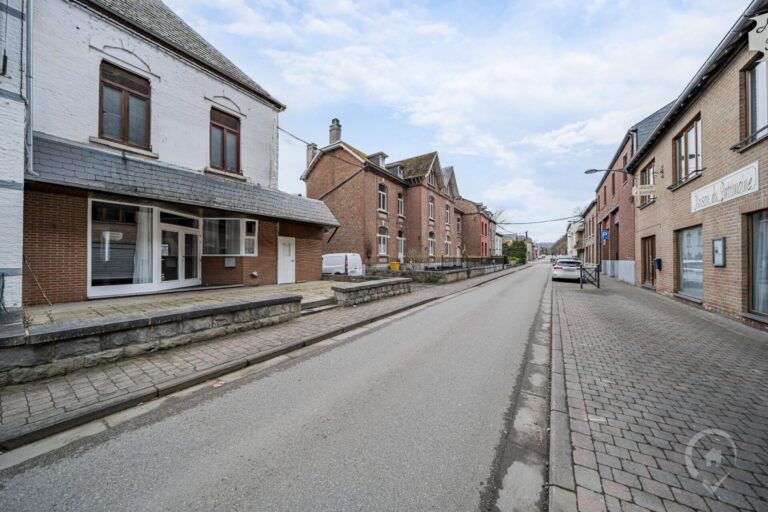 Condrogest - Vaste maison de 3 chambres avec jardin et garage à Hastière
