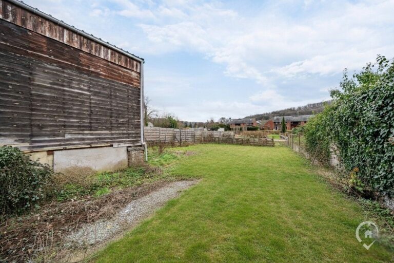 Condrogest - Vaste maison de 3 chambres avec jardin et garage à Hastière