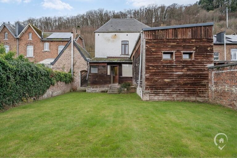 Condrogest - Vaste maison de 3 chambres avec jardin et garage à Hastière