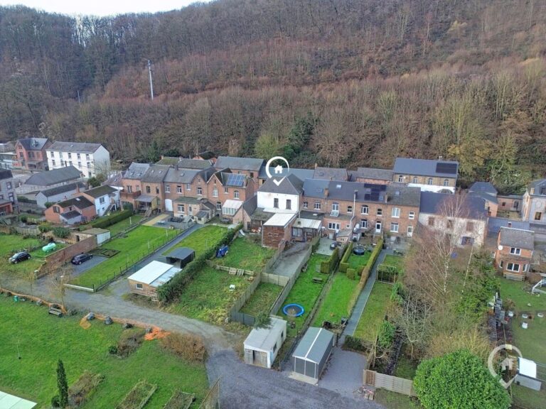 Condrogest - Vaste maison de 3 chambres avec jardin et garage à Hastière