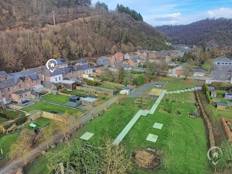 Condrogest - Vaste maison de 3 chambres avec jardin et garage à Hastière