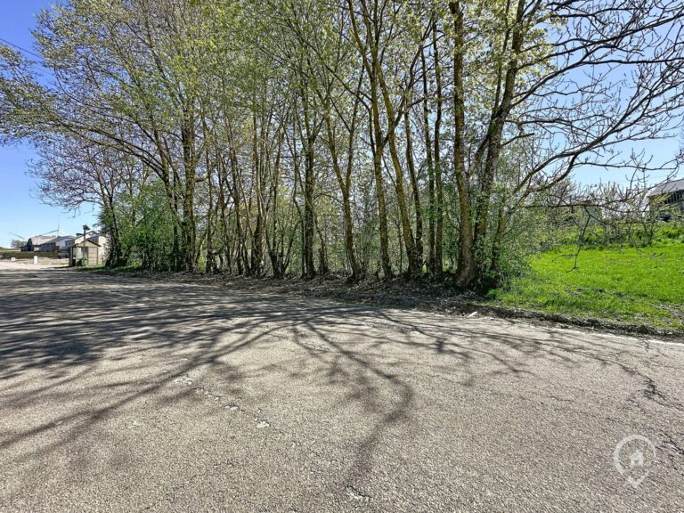 Condrogest - Superbe terrain de 10 ares 77ca pour 4 façades.