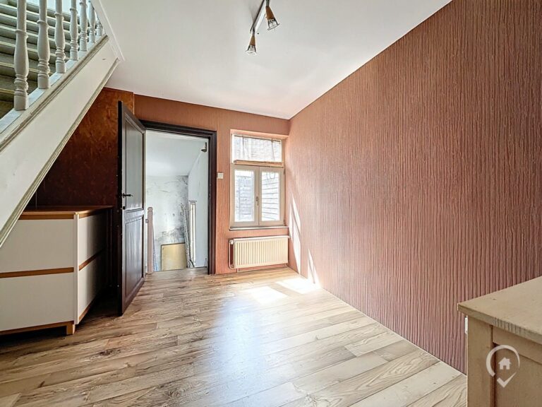 Condrogest - Maison 3 chambres à rénover à vendre au centre de Ciney