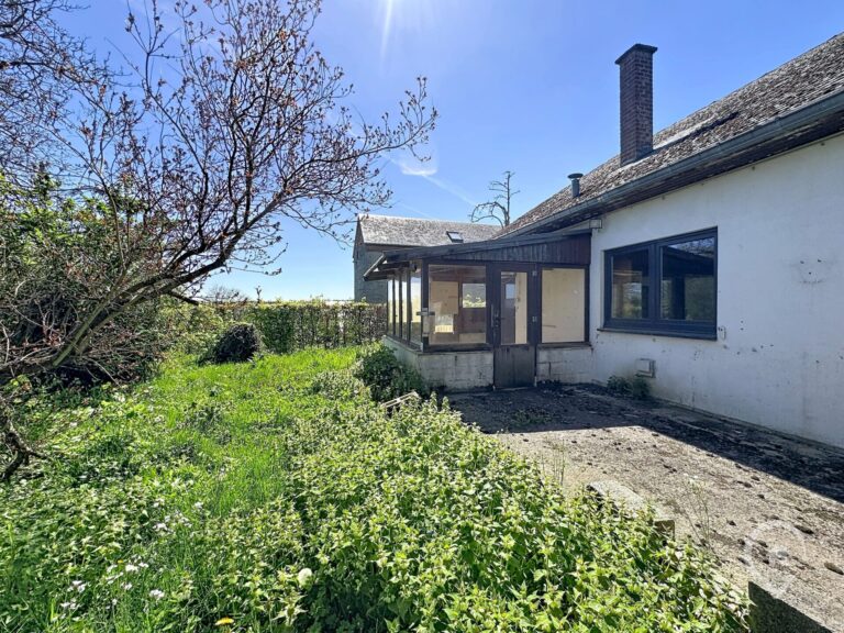 Condrogest - Villa plain-pied 2 chambres à rénover à vendre à Sorinnes