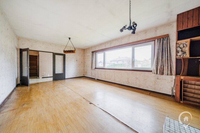 Condrogest - Villa plain-pied 2 chambres à rénover à vendre à Sorinnes