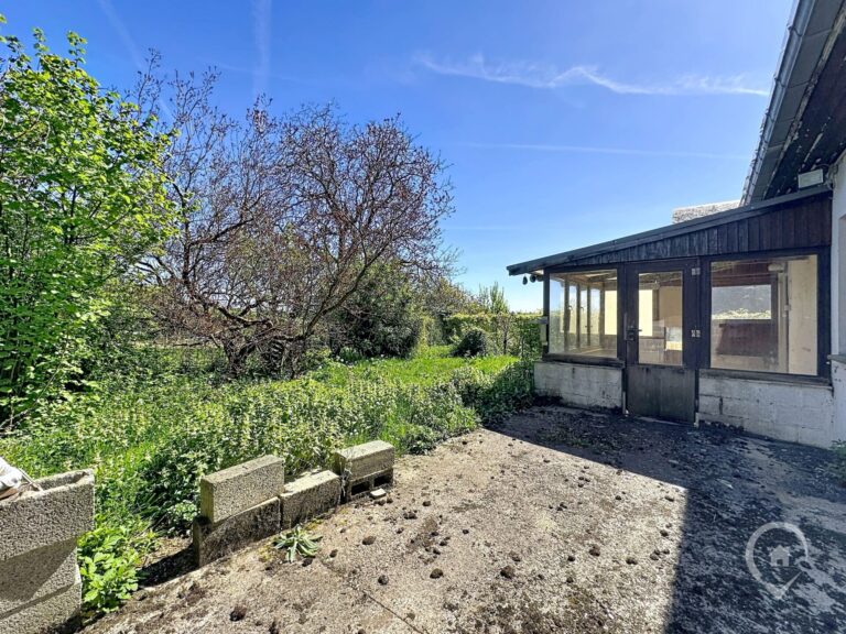 Condrogest - Villa plain-pied 2 chambres à rénover à vendre à Sorinnes