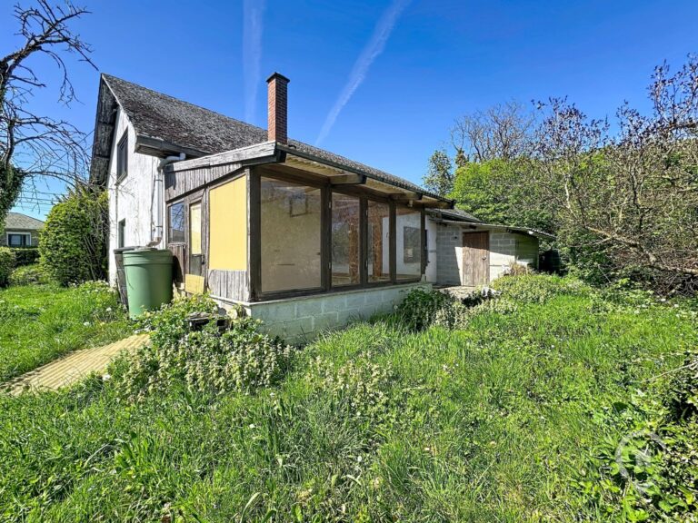 Condrogest - Villa plain-pied 2 chambres à rénover à vendre à Sorinnes