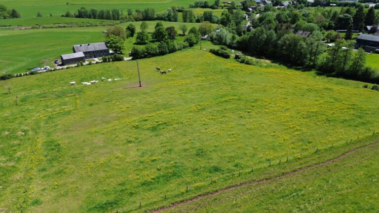Condrogest - Terrain constructible de plus d'un hectare à vendre à Rendeux