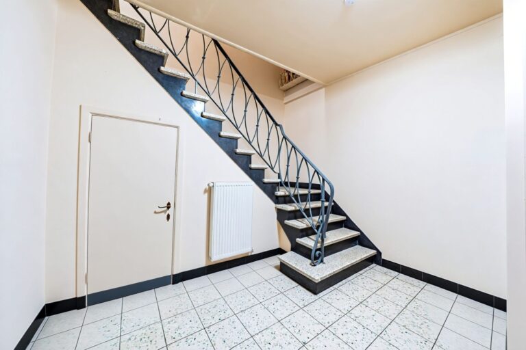 Condrogest - SOUS OPTION !!! Appartement avec commerce au rez à vendre à Ciney