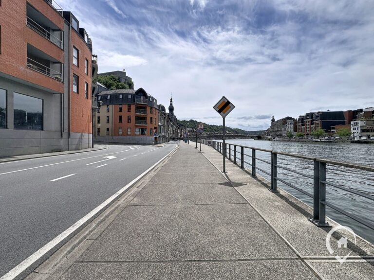 Condrogest - Surface commerciale de 440 m² à vendre au cœur de Dinant