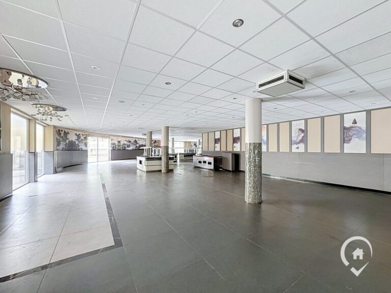 Condrogest - Surface commerciale de 440 m² à vendre au cœur de Dinant