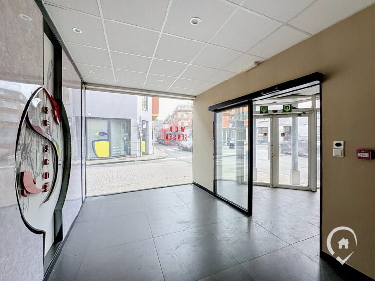 Condrogest - Surface commerciale de 440 m² à vendre au cœur de Dinant