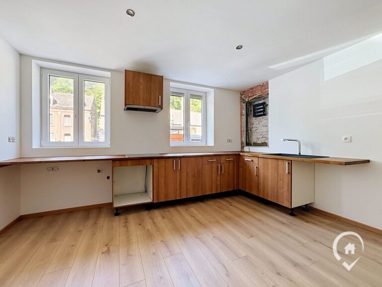 Condrogest - Appartement rénové avec terrasse à vendre à Hastière