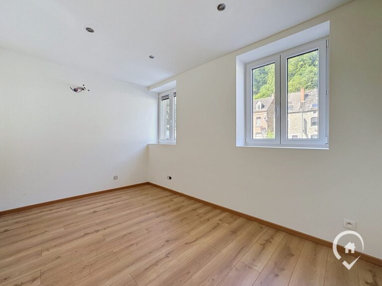Condrogest - Appartement rénové avec terrasse à vendre à Hastière
