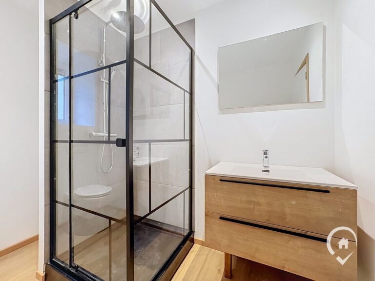 Condrogest - Appartement rénové avec terrasse à vendre à Hastière