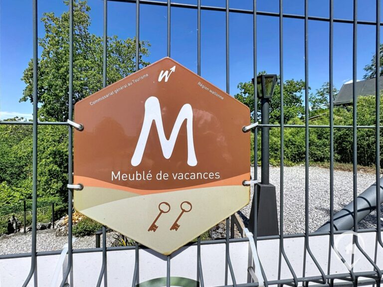 Condrogest - Chalet meublé exploité en gîte à vendre à Dinant
