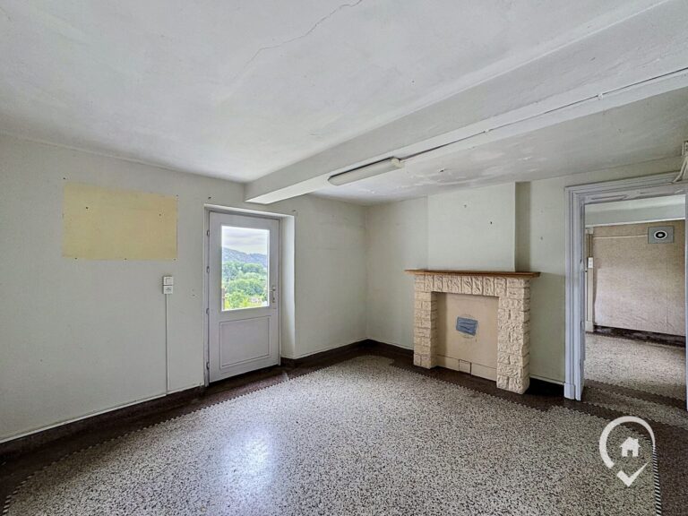 Condrogest - Fermette à rénover avec vue panoramique à vendre à Godinne