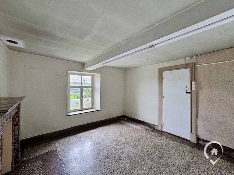 Condrogest - Fermette à rénover avec vue panoramique à vendre à Godinne