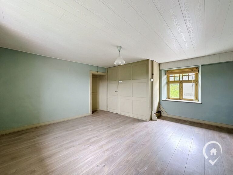 Condrogest - Fermette à rénover avec vue panoramique à vendre à Godinne