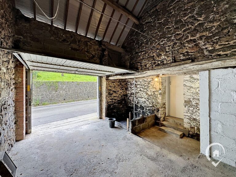 Condrogest - Fermette à rénover avec vue panoramique à vendre à Godinne