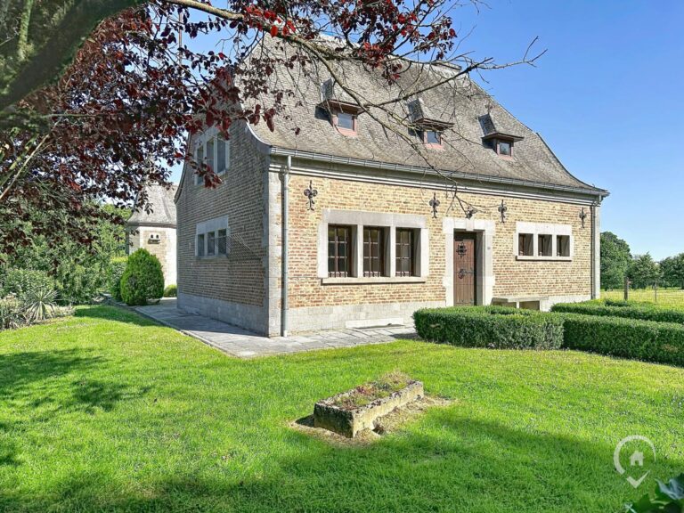 Condrogest - SOUS OPTION !!! Maison de caractère avec annexes à vendre à Porcheresse
