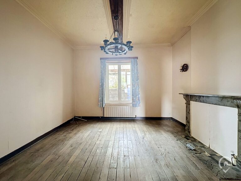 Condrogest - Maison 5 chambres avec garage à vendre au centre de Ciney