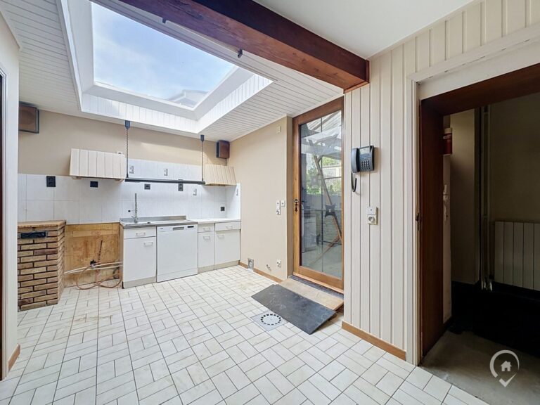 Condrogest - Maison 5 chambres avec garage à vendre au centre de Ciney