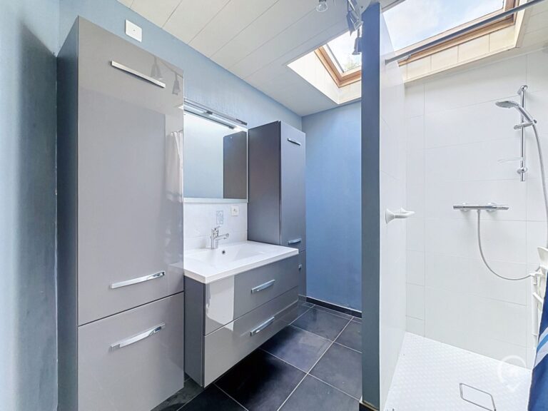 Condrogest - Maison 5 chambres avec garage à vendre au centre de Ciney
