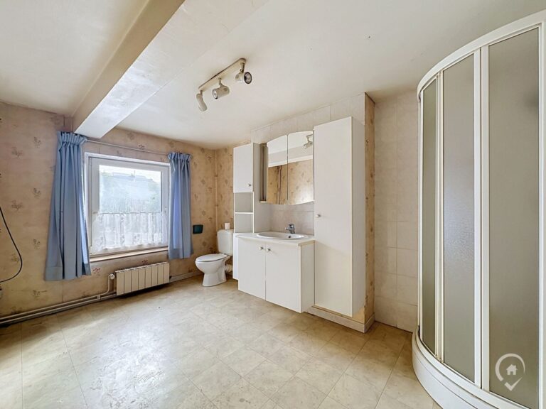 Condrogest - Maison 5 chambres avec garage à vendre au centre de Ciney