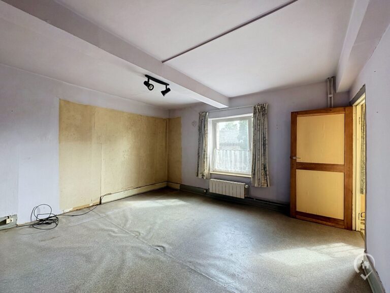 Condrogest - Maison 5 chambres avec garage à vendre au centre de Ciney