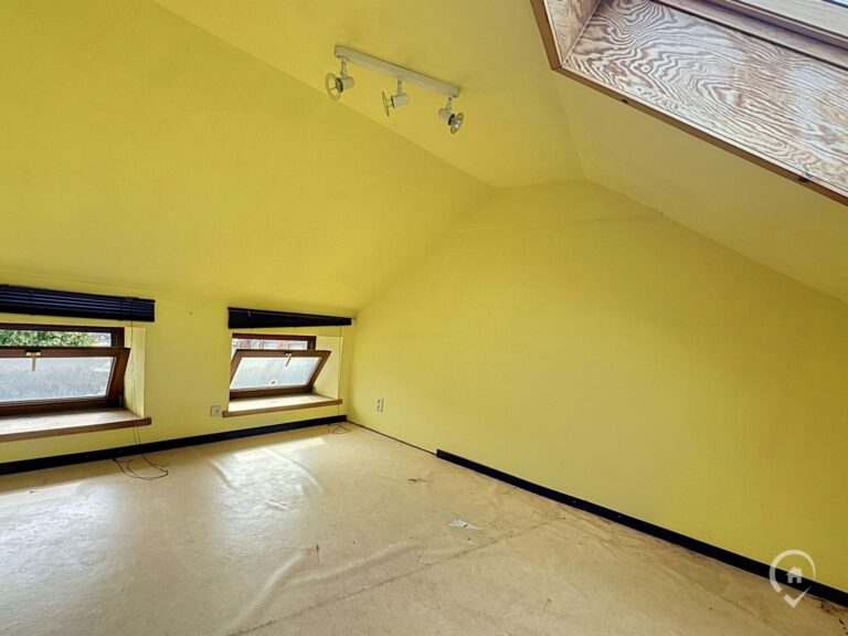 Condrogest - Maison 5 chambres avec garage à vendre au centre de Ciney