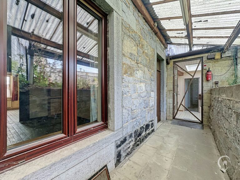 Condrogest - Maison 5 chambres avec garage à vendre au centre de Ciney