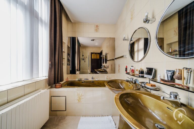 Condrogest - Maison 6 chambres en bord de Meuse à Dinant à vendre