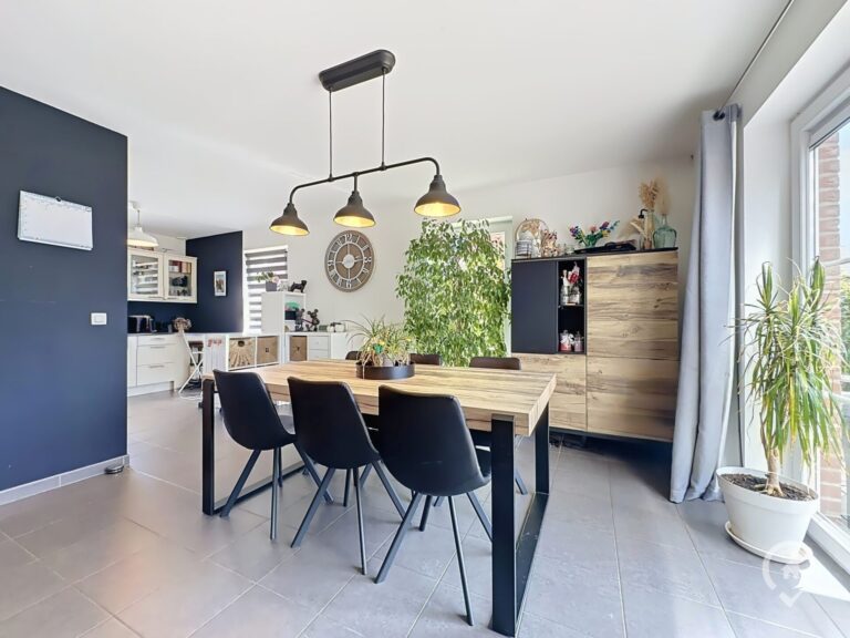Condrogest - SOUS OPTION !!! Superbe villa récente 3 chambres à vendre à Aye