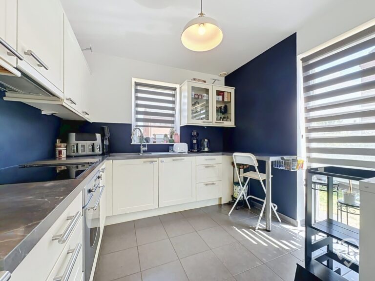 Condrogest - SOUS OPTION !!! Superbe villa récente 3 chambres à vendre à Aye