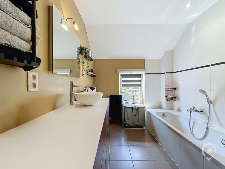 Condrogest - SOUS OPTION !!! Superbe villa récente 3 chambres à vendre à Aye