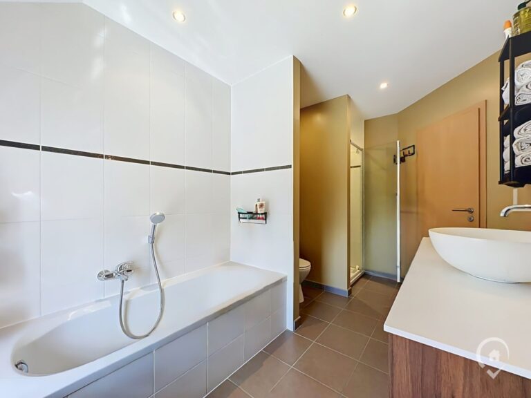 Condrogest - SOUS OPTION !!! Superbe villa récente 3 chambres à vendre à Aye