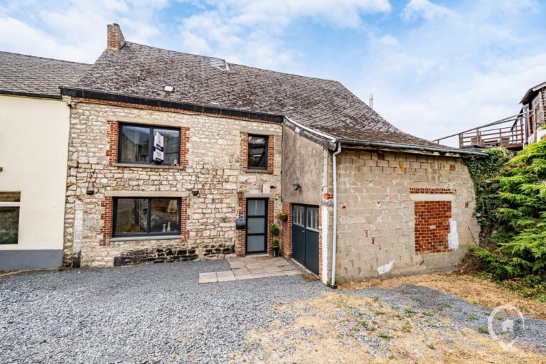 Condrogest - Maison en pierre rénovée avec dépendances à Heer