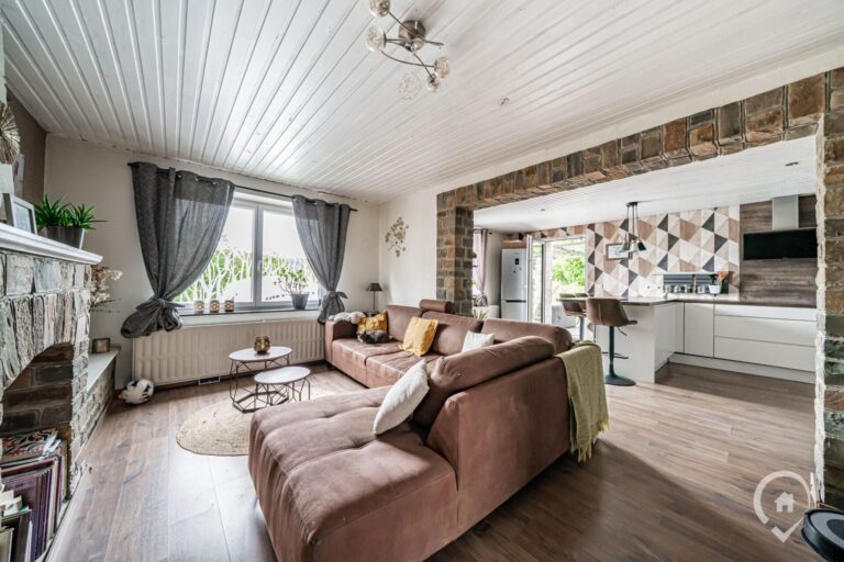 Condrogest - Maison en pierre rénovée avec dépendances à Heer