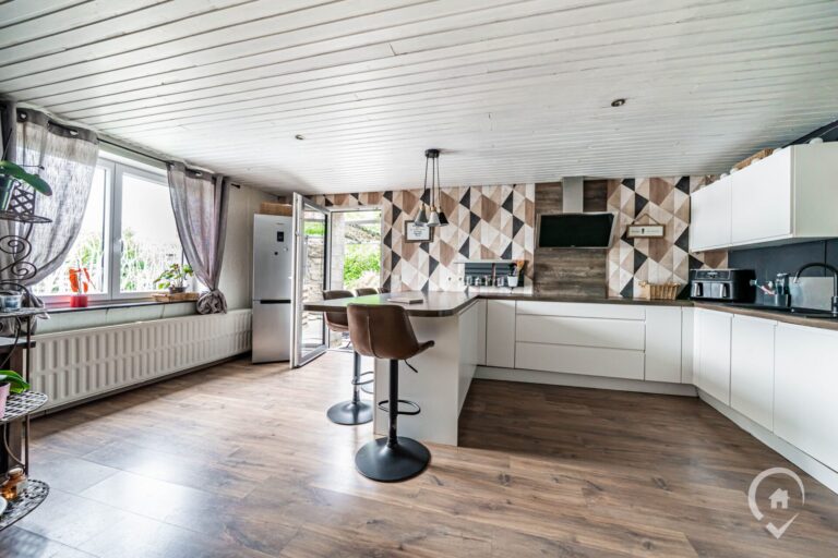 Condrogest - Maison en pierre rénovée avec dépendances à Heer